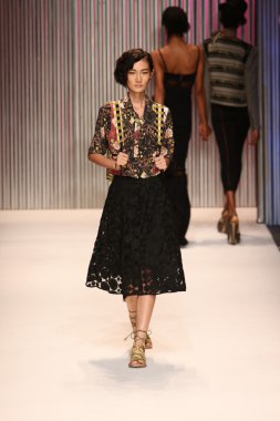 model yürür tracy reese pist