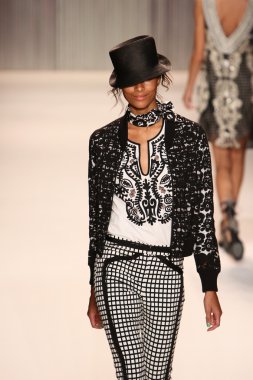 model yürür tracy reese pist