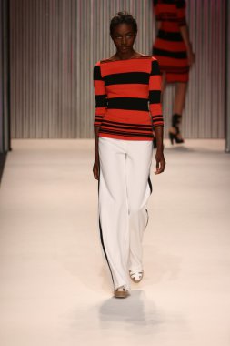 model yürür tracy reese pist