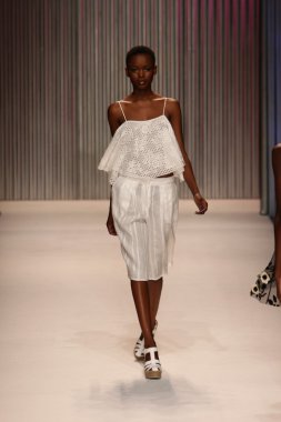 model yürür tracy reese pist