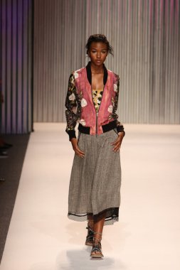 model yürür tracy reese pist