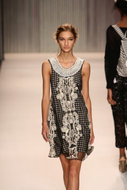 model yürür tracy reese pist