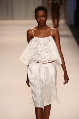 model yürür tracy reese pist