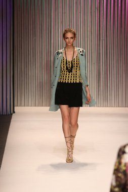 model yürür tracy reese pist