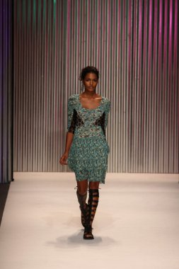 model yürür tracy reese pist