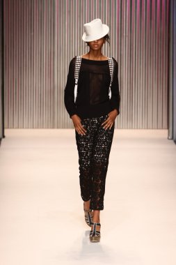 model yürür tracy reese pist