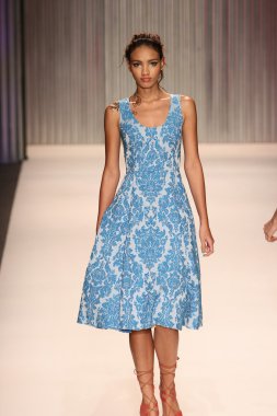 model yürür tracy reese pist
