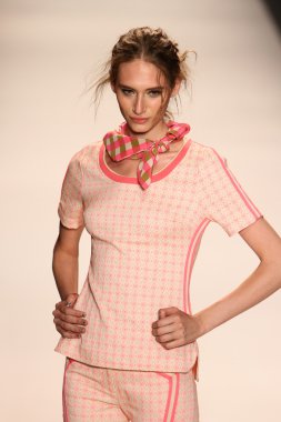 model yürür tracy reese pist