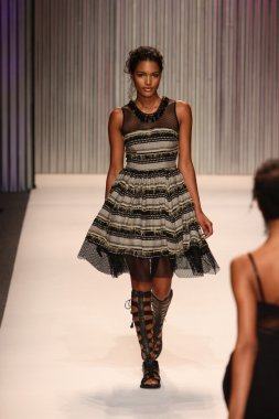 model yürür tracy reese pist