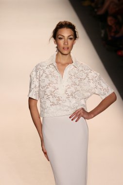 model yürür tracy reese pist