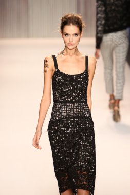 model yürür tracy reese pist