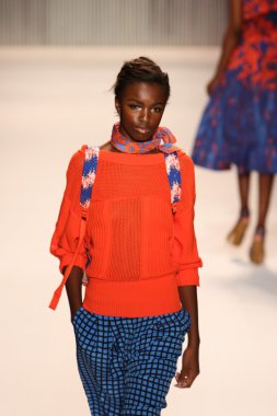 model yürür tracy reese pist