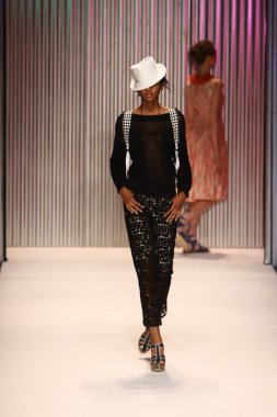 model yürür tracy reese pist