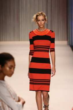 model yürür tracy reese pist