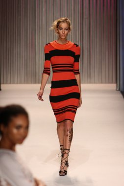 model yürür tracy reese pist