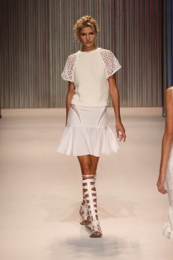 model yürür tracy reese pist