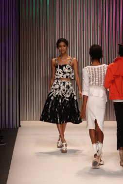 model yürür tracy reese pist