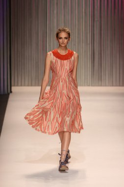 model yürür tracy reese pist