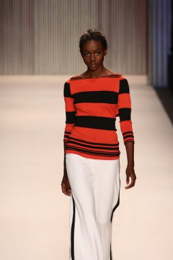 model yürür tracy reese pist