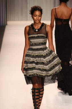 model yürür tracy reese pist