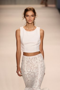model yürür tracy reese pist