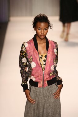 model yürür tracy reese pist