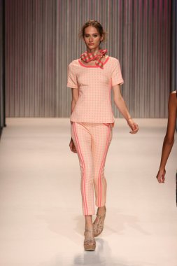 model yürür tracy reese pist