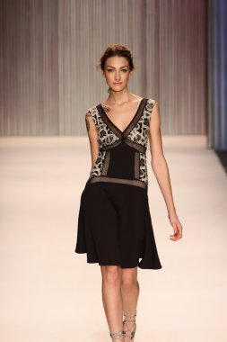 model yürür tracy reese pist