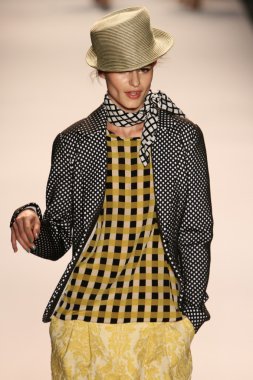 model yürür tracy reese pist