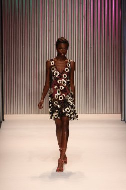 model yürür tracy reese pist