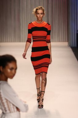 model yürür tracy reese pist