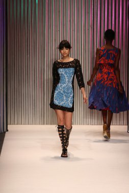 model yürür tracy reese pist