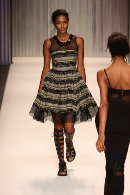 model yürür tracy reese pist