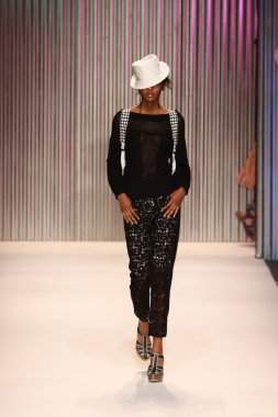 model yürür tracy reese pist