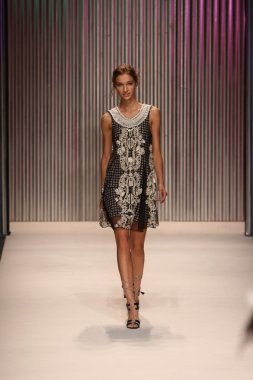 model yürür tracy reese pist