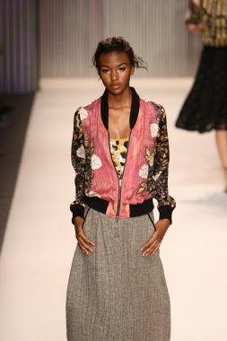 model yürür tracy reese pist