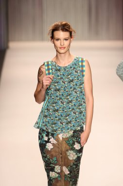 model yürür tracy reese pist