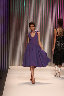 model yürür tracy reese pist