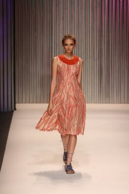 model yürür tracy reese pist