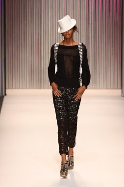 model yürür tracy reese pist