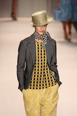 model yürür tracy reese pist