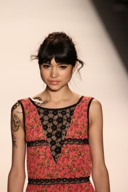 model yürür tracy reese pist