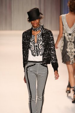 model yürür tracy reese pist