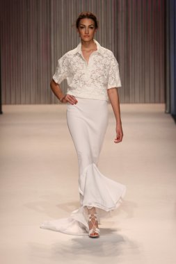 model yürür tracy reese pist