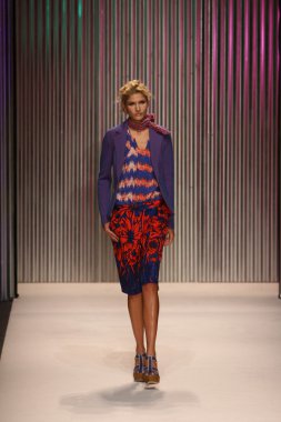 model yürür tracy reese pist