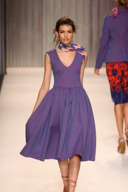 model yürür tracy reese pist