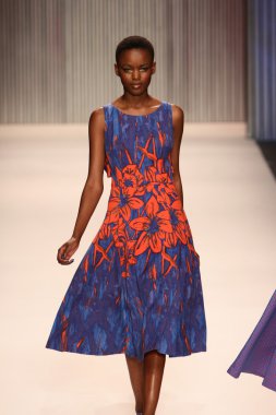 model yürür tracy reese pist