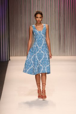 model yürür tracy reese pist