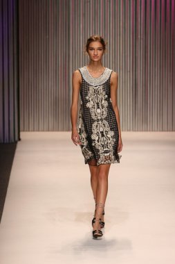 model yürür tracy reese pist