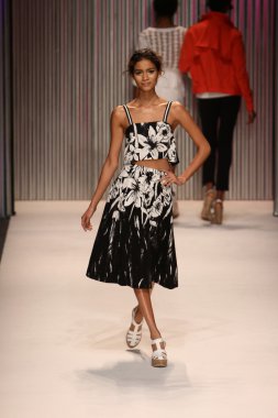 model yürür tracy reese pist